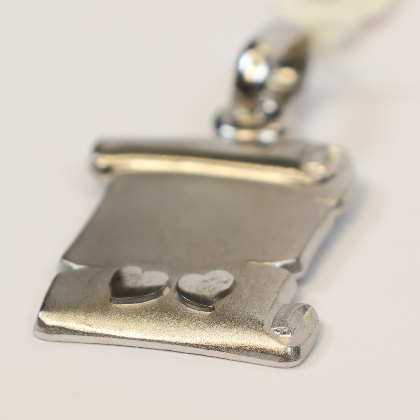 Zilveren hanger perkamentplaat met twee hartjes 516201