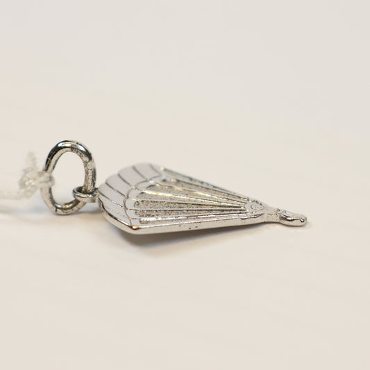 Zilveren parachute springer hangertje