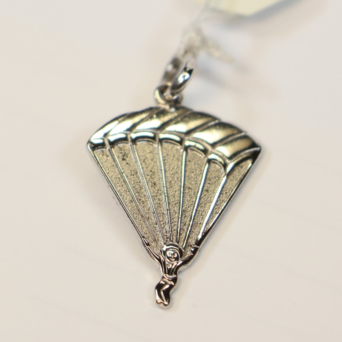 Zilveren parachute springer hangertje