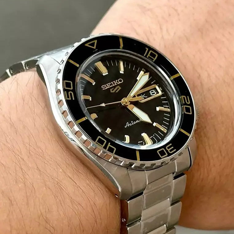 Seiko 5 Sports SRPK99K1 zwart/goud retro wijzerplaat horloge