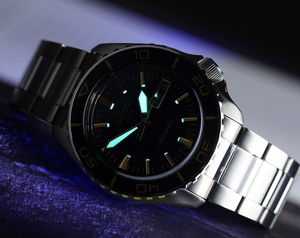 Seiko 5 Sports SRPK99K1 zwart/goud retro wijzerplaat horloge