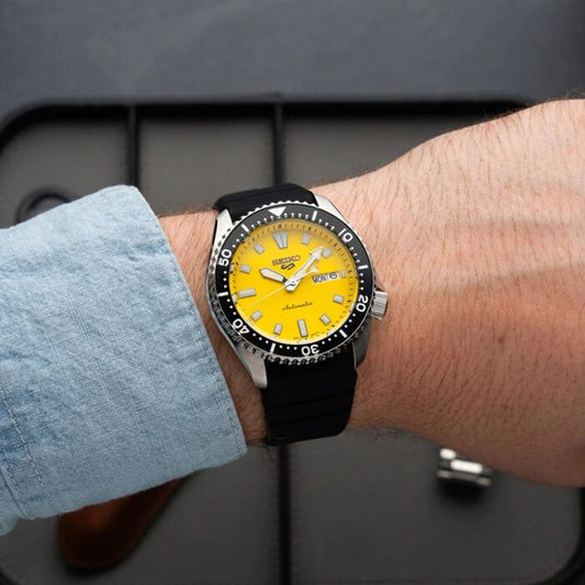 Seiko 5 Sports SRPL87K1 gele wijzerplaat horloge