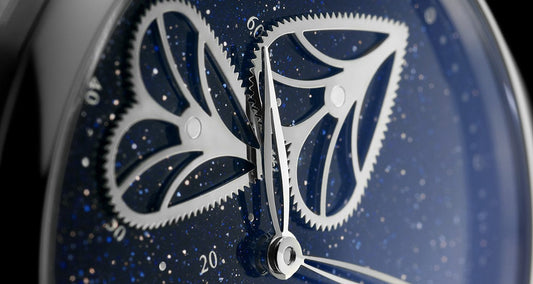 close up op de hartjes secondenwijzers van de maurice lacroix masterpiece embrace