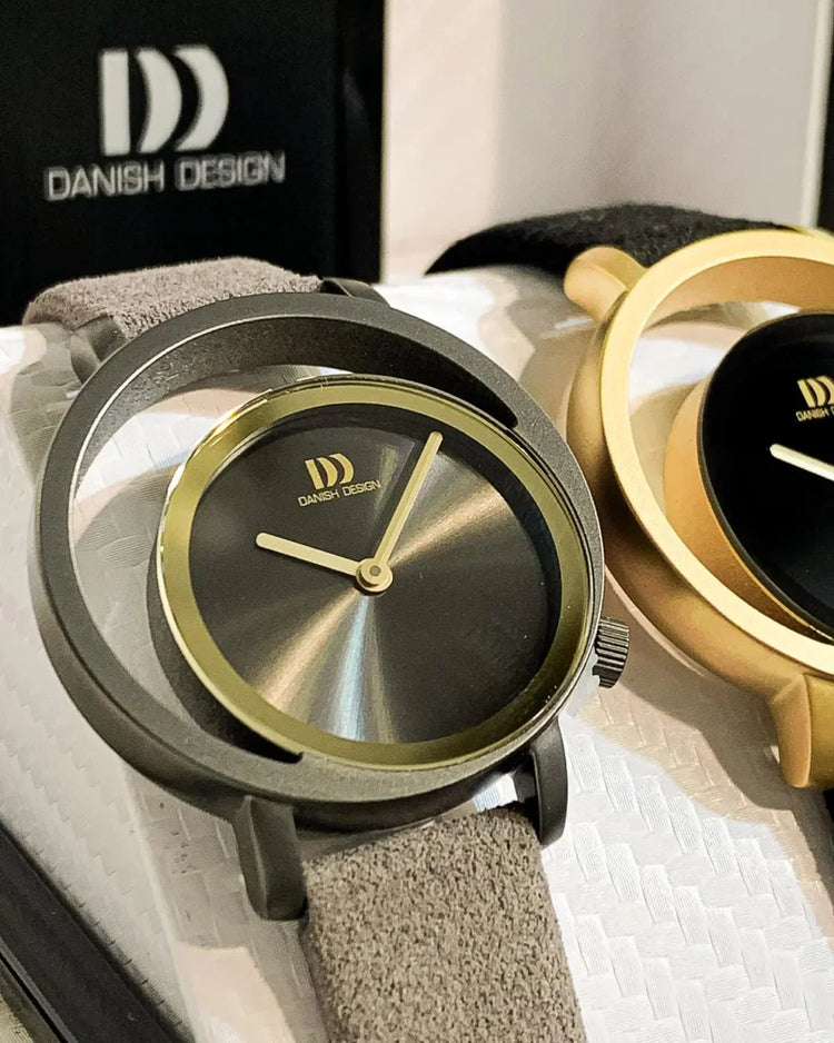 Zwart e goude Danish Design horloge met een modern ontwerp.