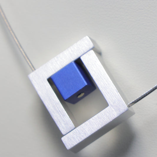 CLIC kubus halsketting met blauw accent