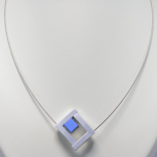 CLIC kubus halsketting met blauw accent