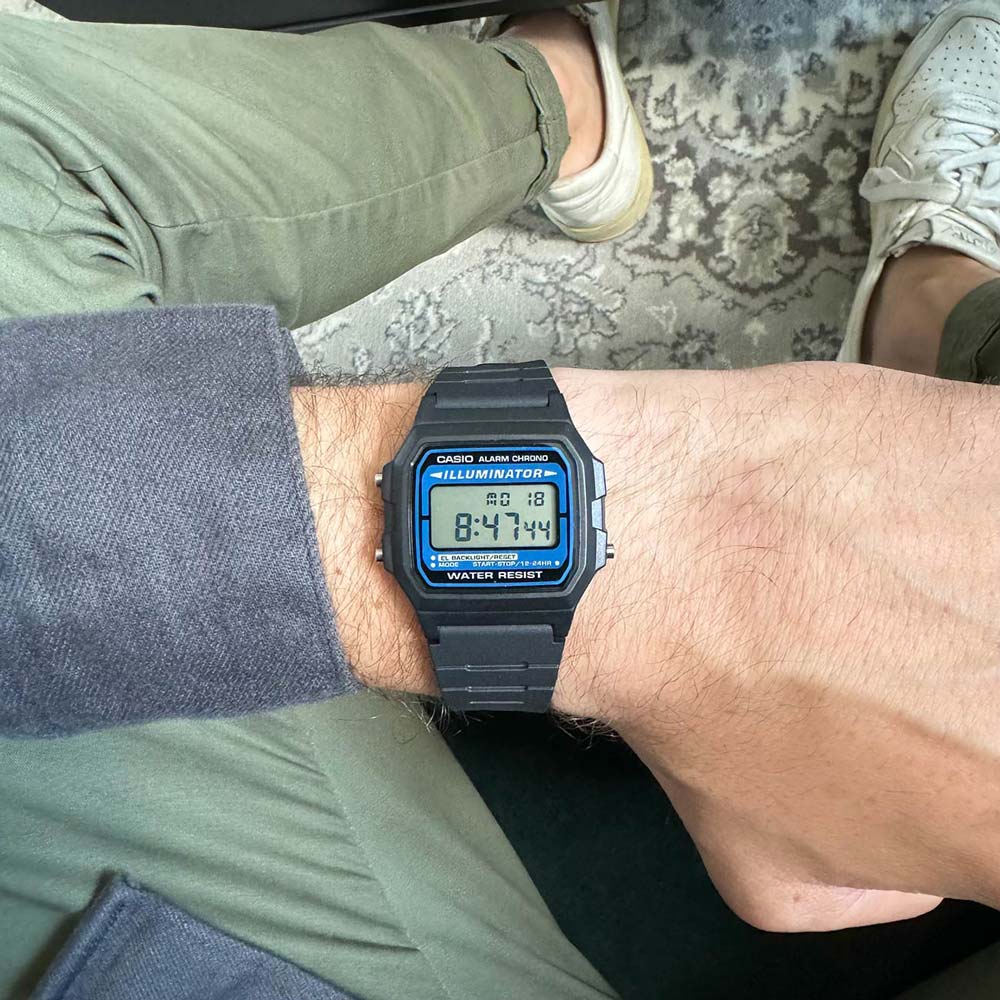 Casio Basic F-105W-1AWYEF horloge