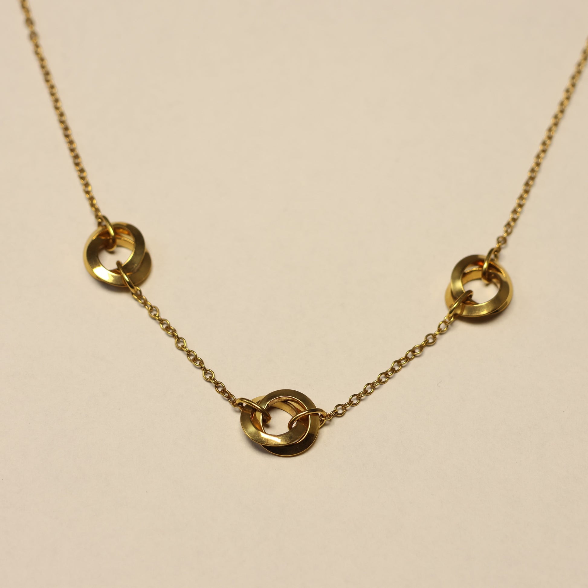 Geel gouden ketting 18 karaat drie ronde knoopjes 048319