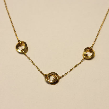 Geel gouden ketting 18 karaat drie ronde knoopjes 048319