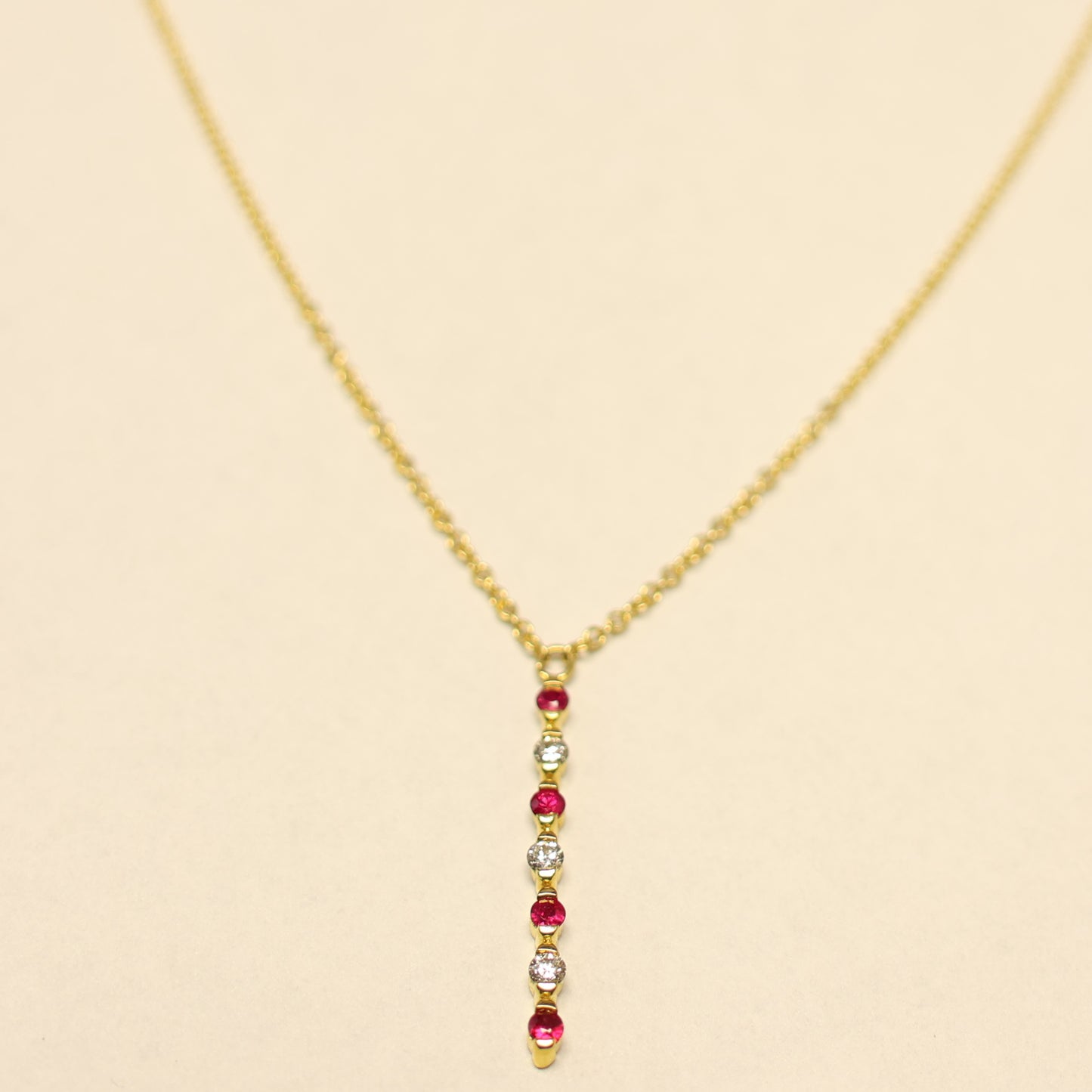 Ketting geel goud 18 karaat robijn briljant staaf hangertje 062297RA