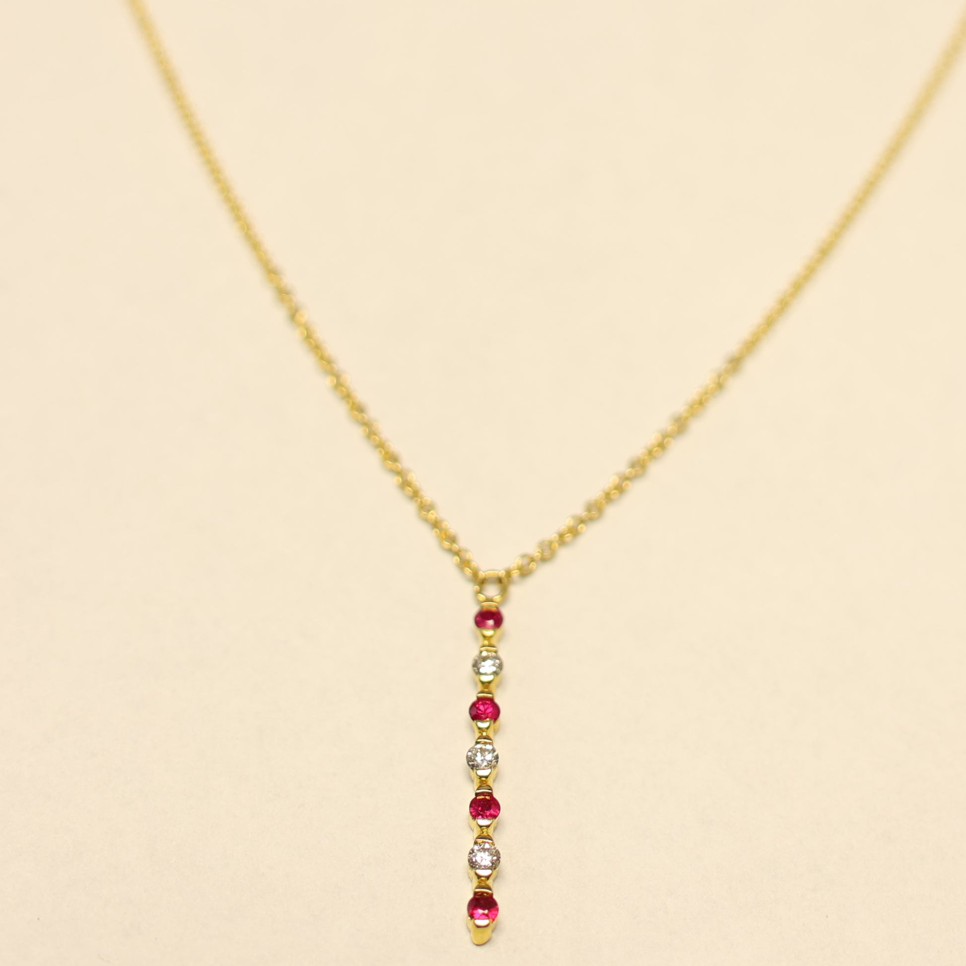 Ketting geel goud 18 karaat robijn briljant staaf hangertje 062297RA