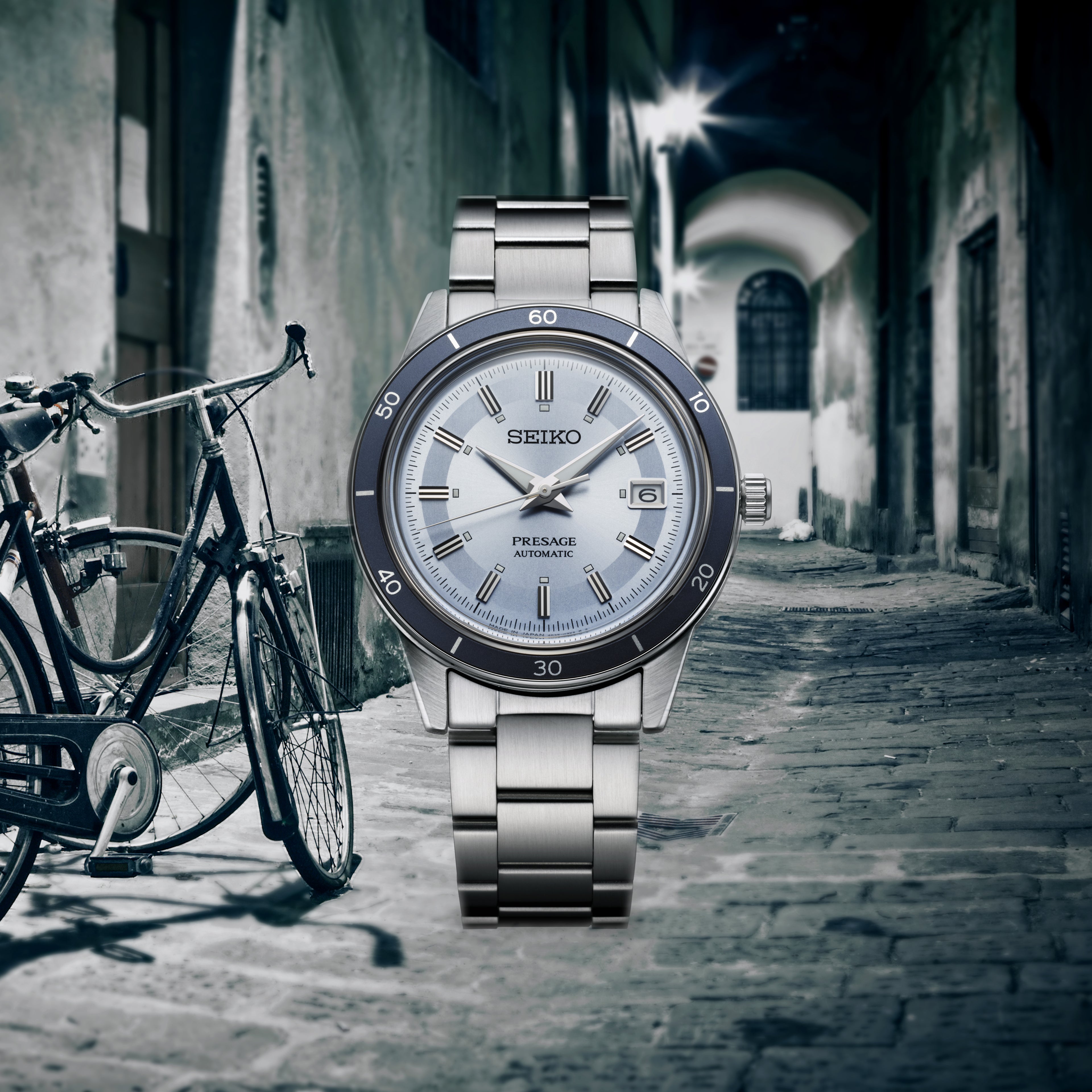 Seiko presage horloge met licht blauwe wijzerplaat en datum aanduiding.