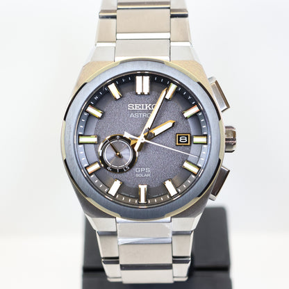 Seiko Astron SSJ026J1 titanium herenhorloge GPS solar gold/black dial