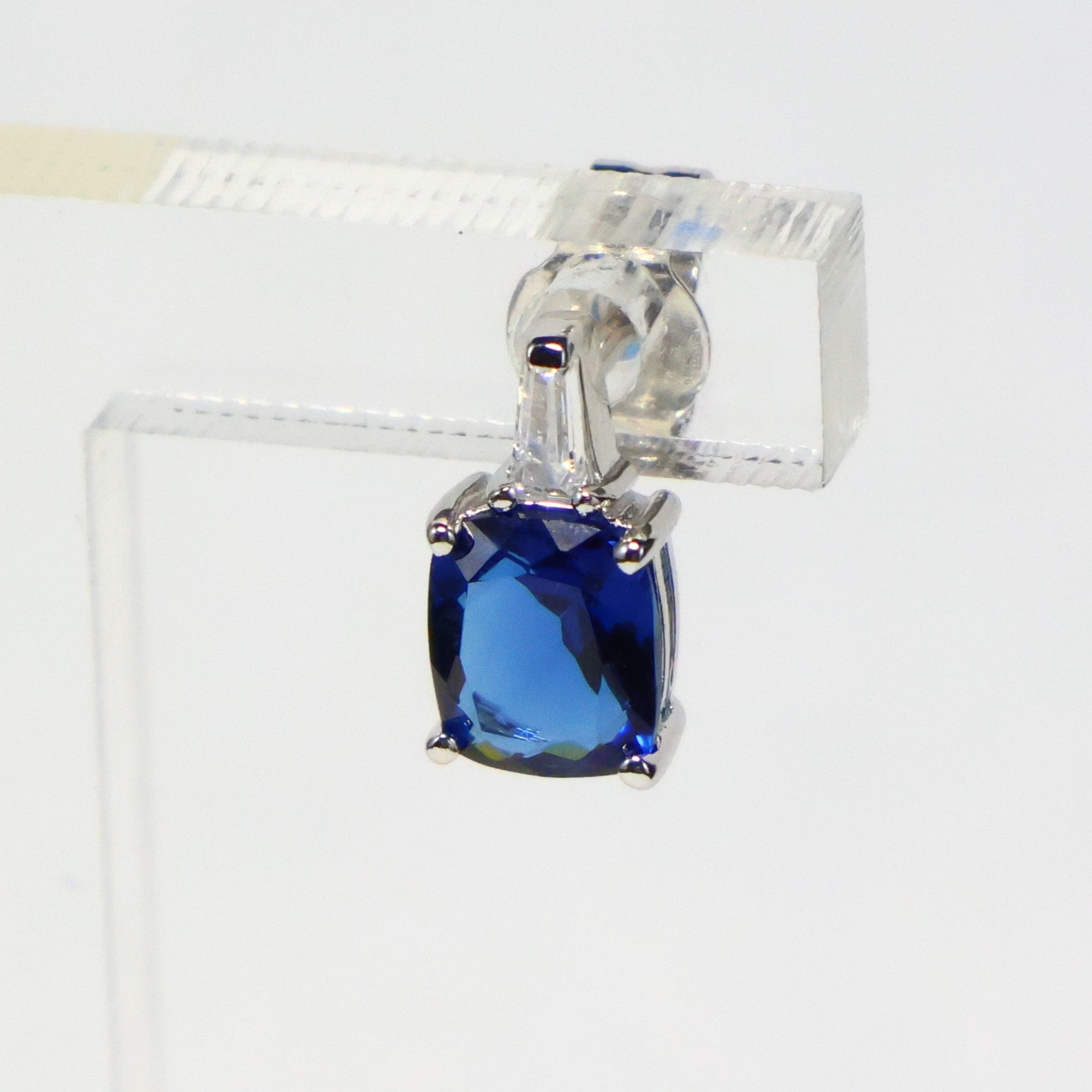 Naiomy Silver zilveren Oorbellen met blauwe baguette steen B5L60