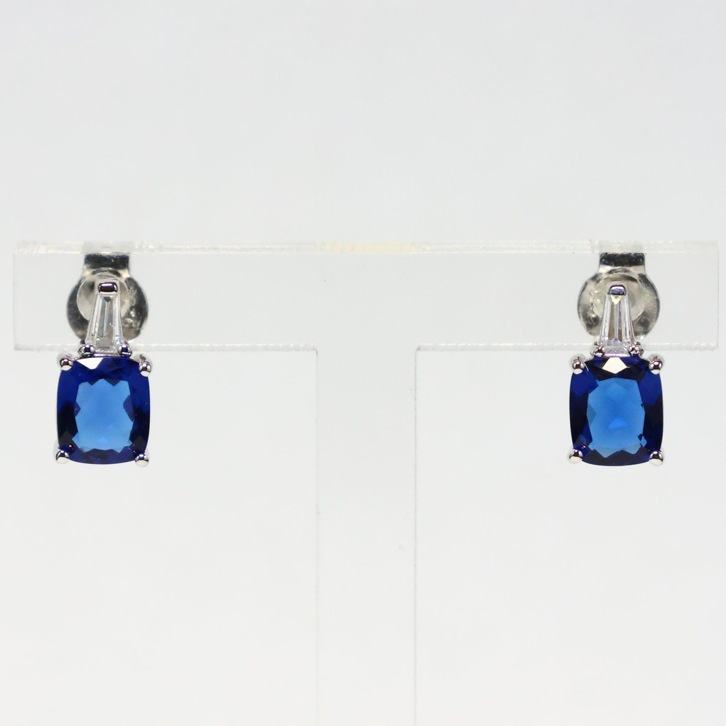 Naiomy Silver zilveren Oorbellen met blauwe baguette steen B5L60