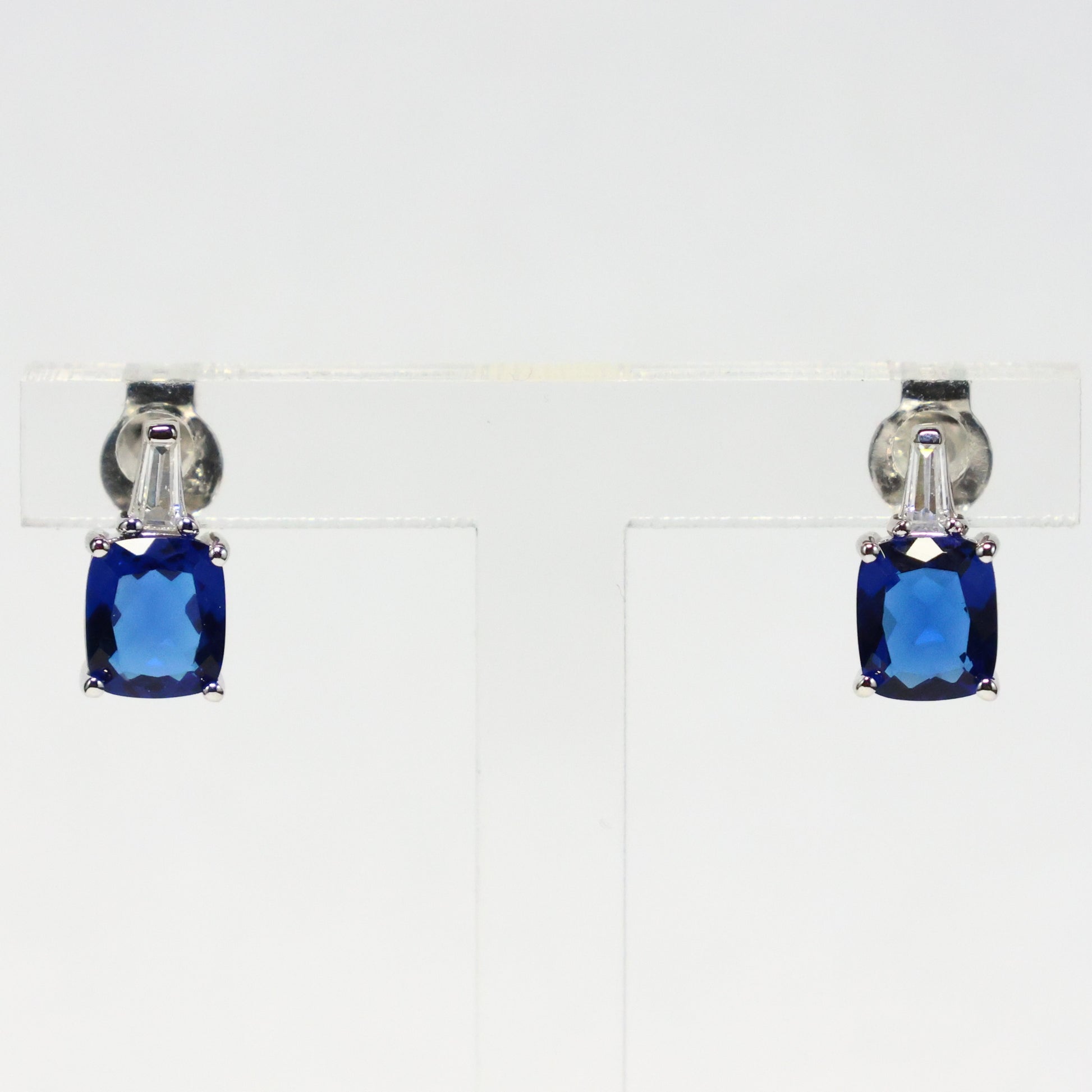 Naiomy Silver zilveren Oorbellen met blauwe baguette steen B5L60