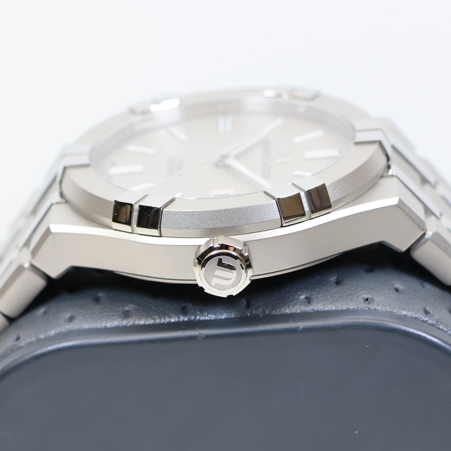 Maurice Lacroix AIKON Automatic Date 42mm Titanium AI6008-TT032-230-1