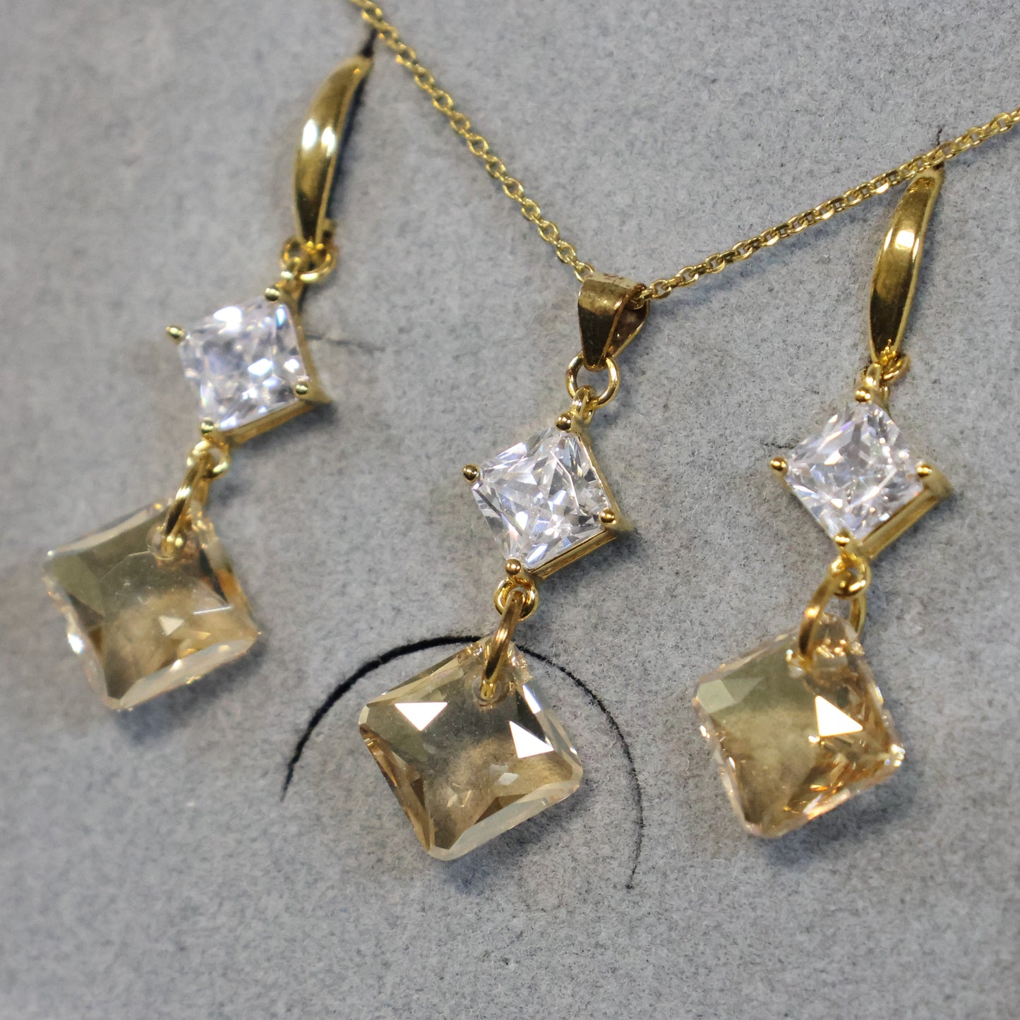 Spark 18karaat vergulde Zilveren hangoorbellen met Swarovski kristal KWG6431CGS