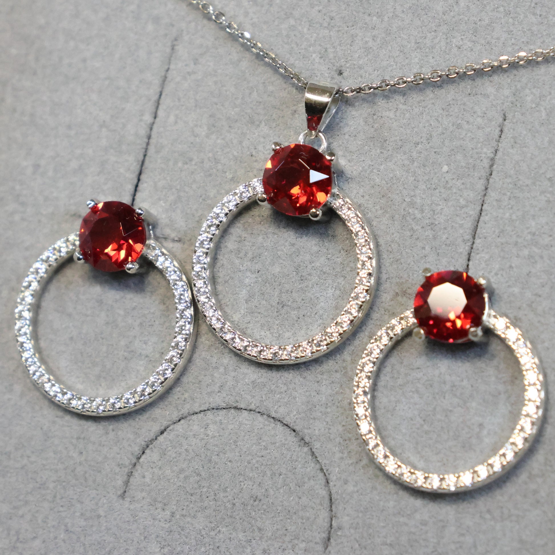 Spark zilveren oorbellen met rode Swarovski kristallen KPC1088SS29SC