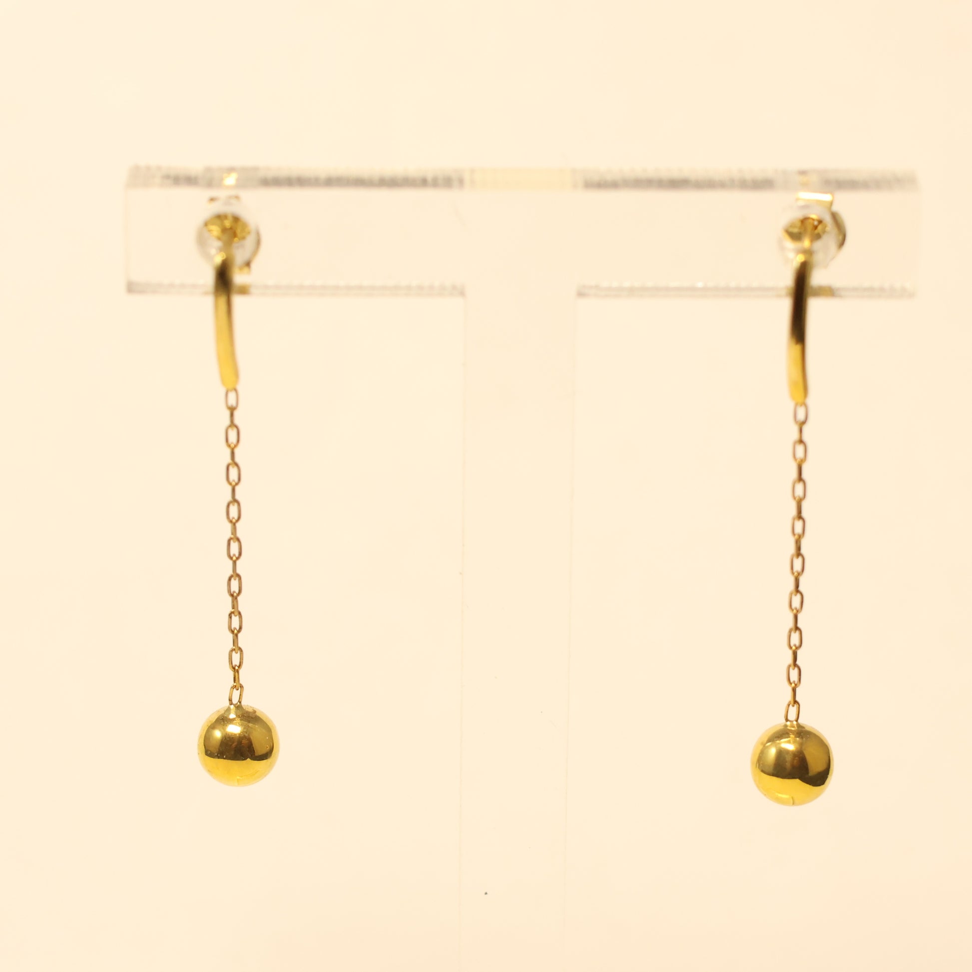 18KT gouden balletjes hangoorbellen 060259