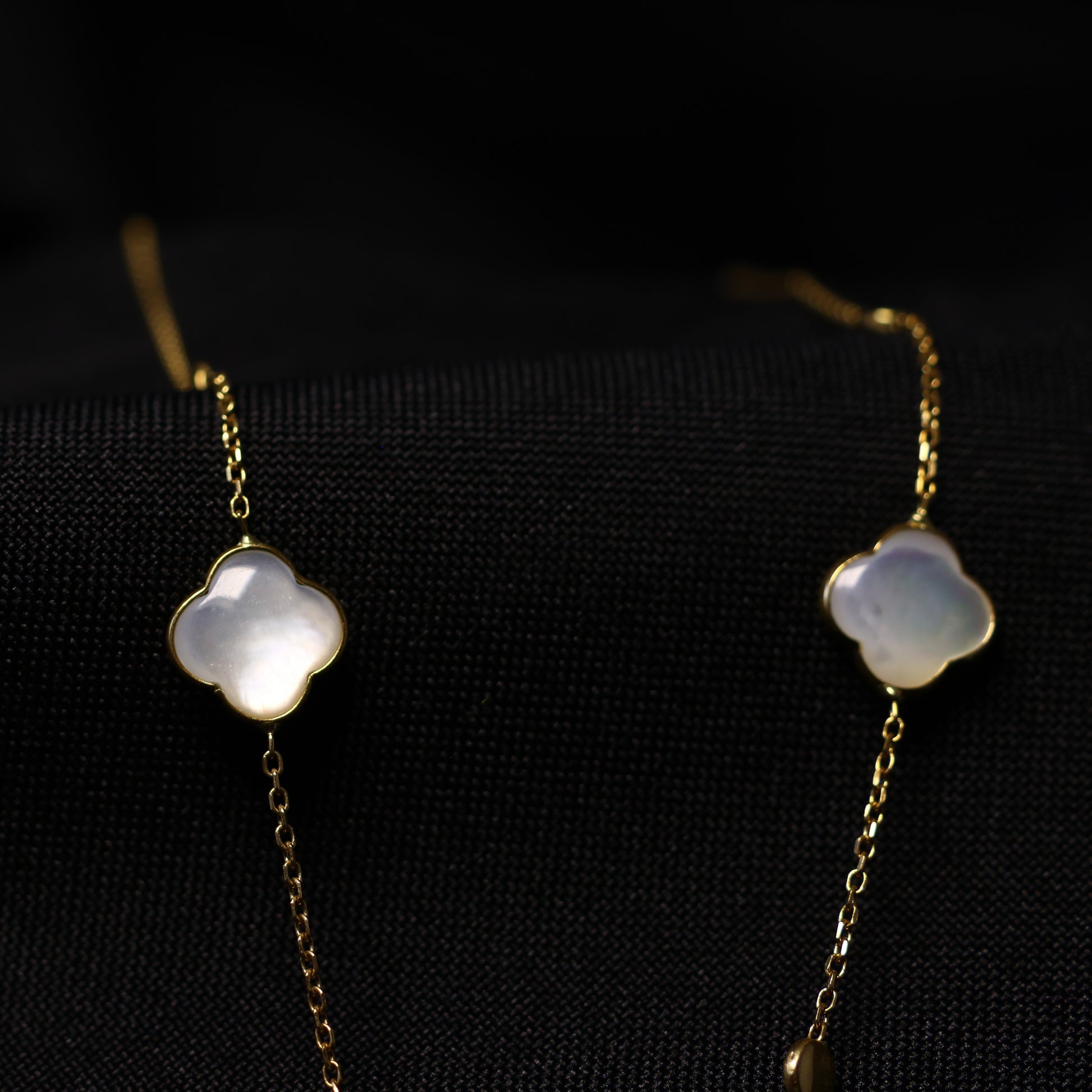 18KT geel gouden ketting met parelmoer bloemvormige tussenstukken  059181N