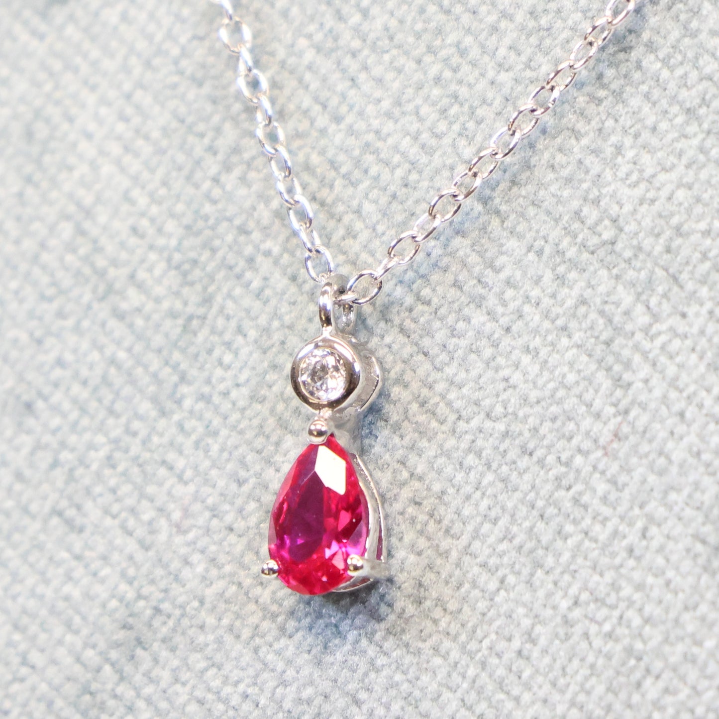 Naiomy Moments zilveren Halsketting met Rode hanger B8N08