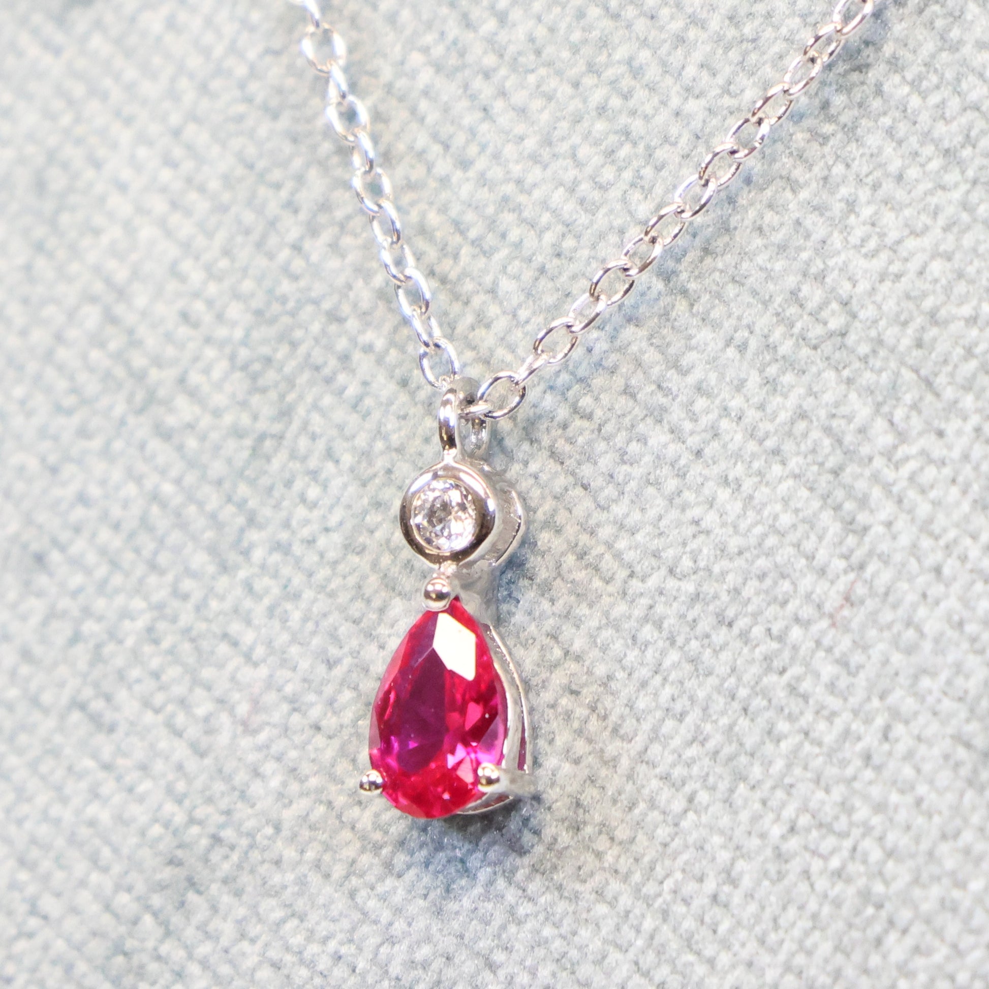 Naiomy Moments zilveren Halsketting met Rode hanger B8N08