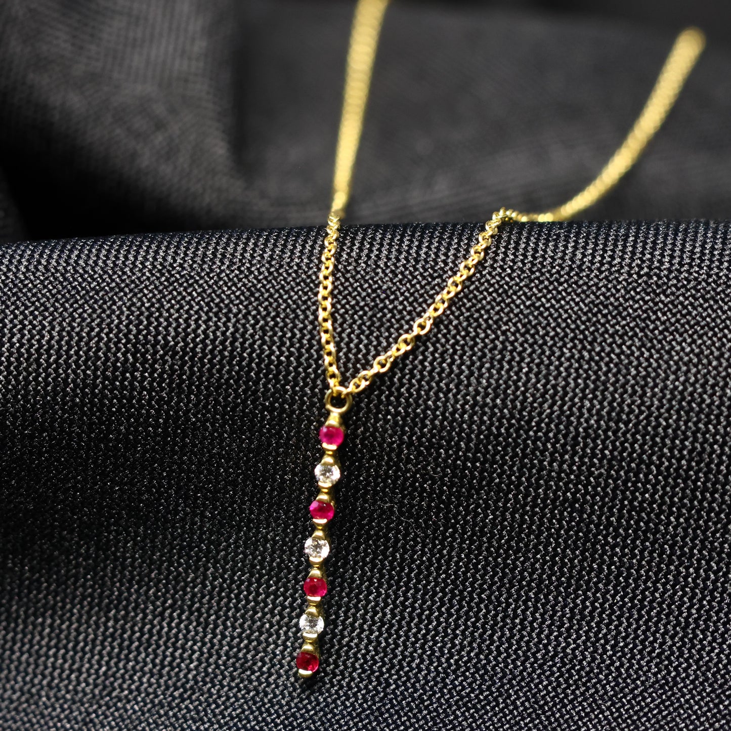 Ketting geel goud met tussenstuk met robijn 062297RA