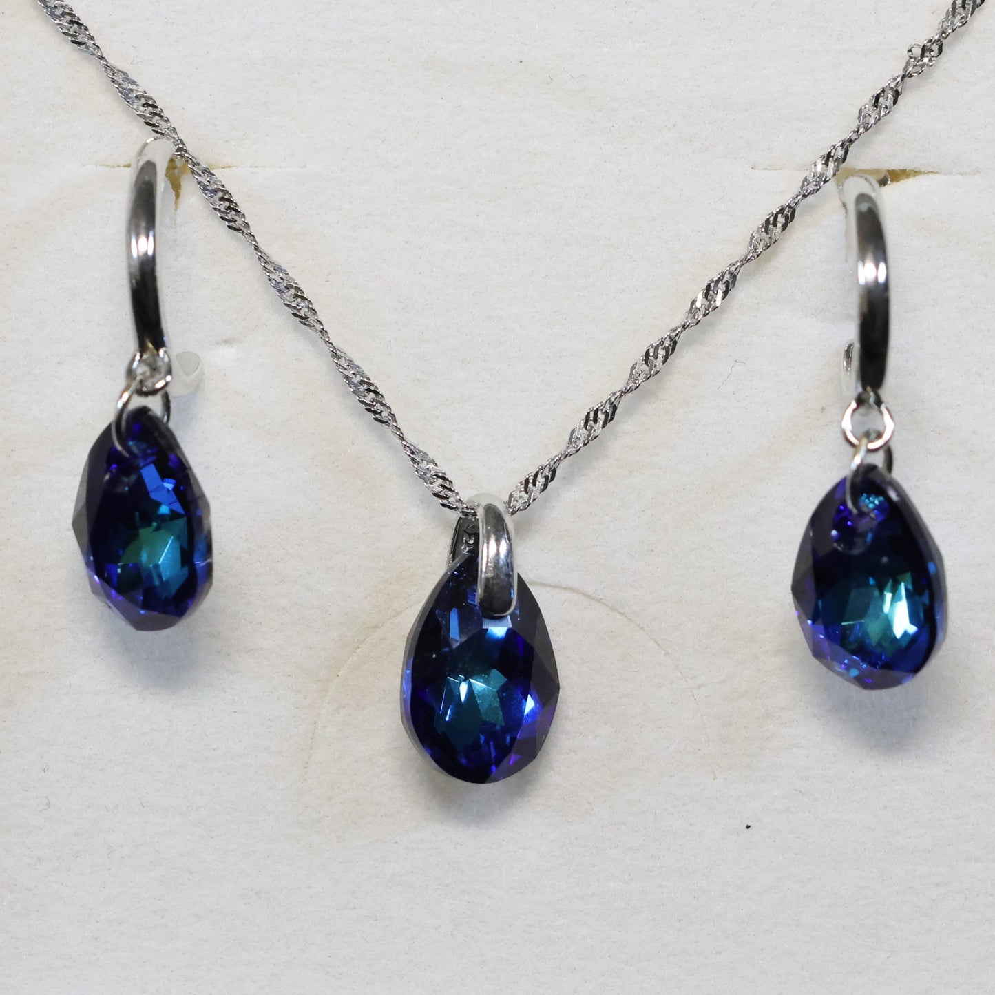 Spark zilveren halve creolen met blauwe Swarovski kristallen hanger K643311BB