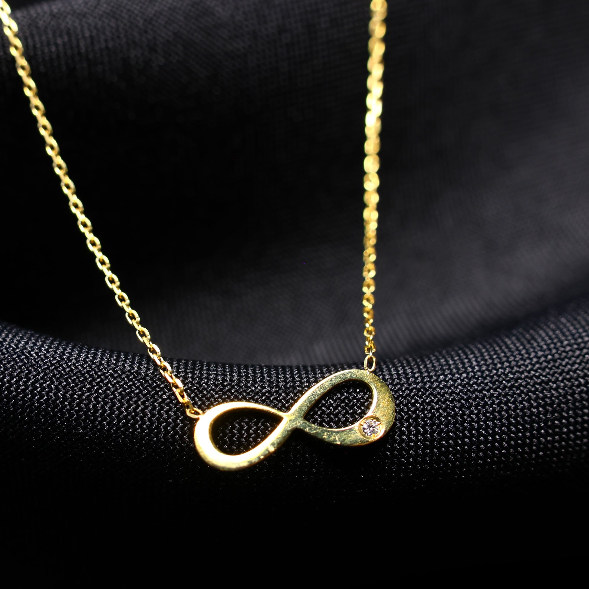 Ketting geel goud met infinity tussenstuk met briljant 056972A
