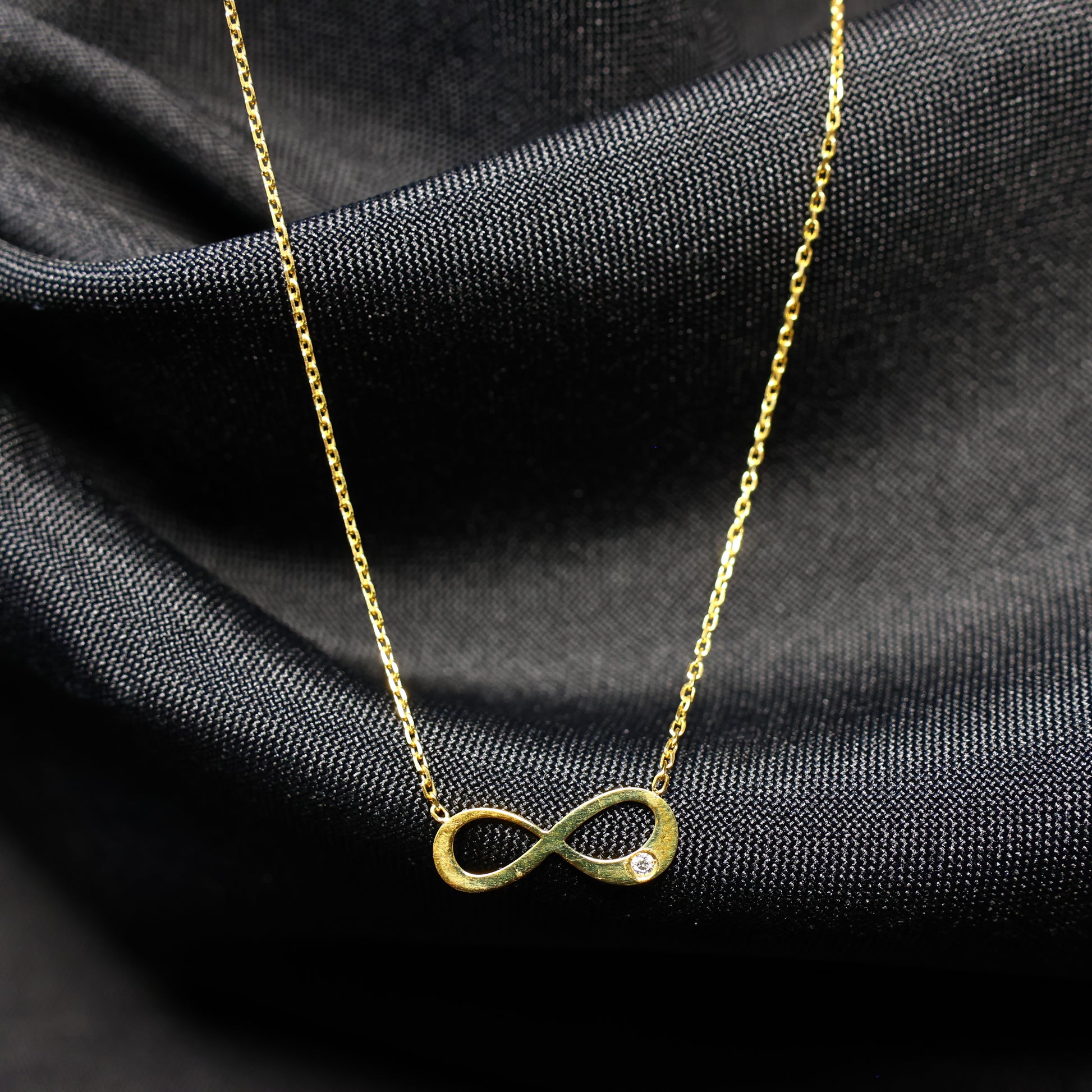 Ketting geel goud met infinity tussenstuk met briljant 056972A
