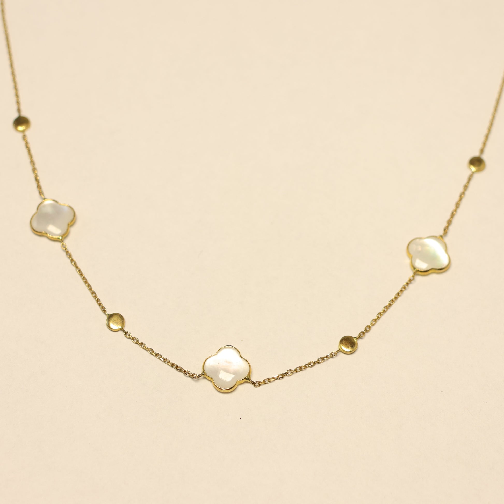18KT geel gouden ketting met parelmoer bloemvormige tussenstukken  059181N