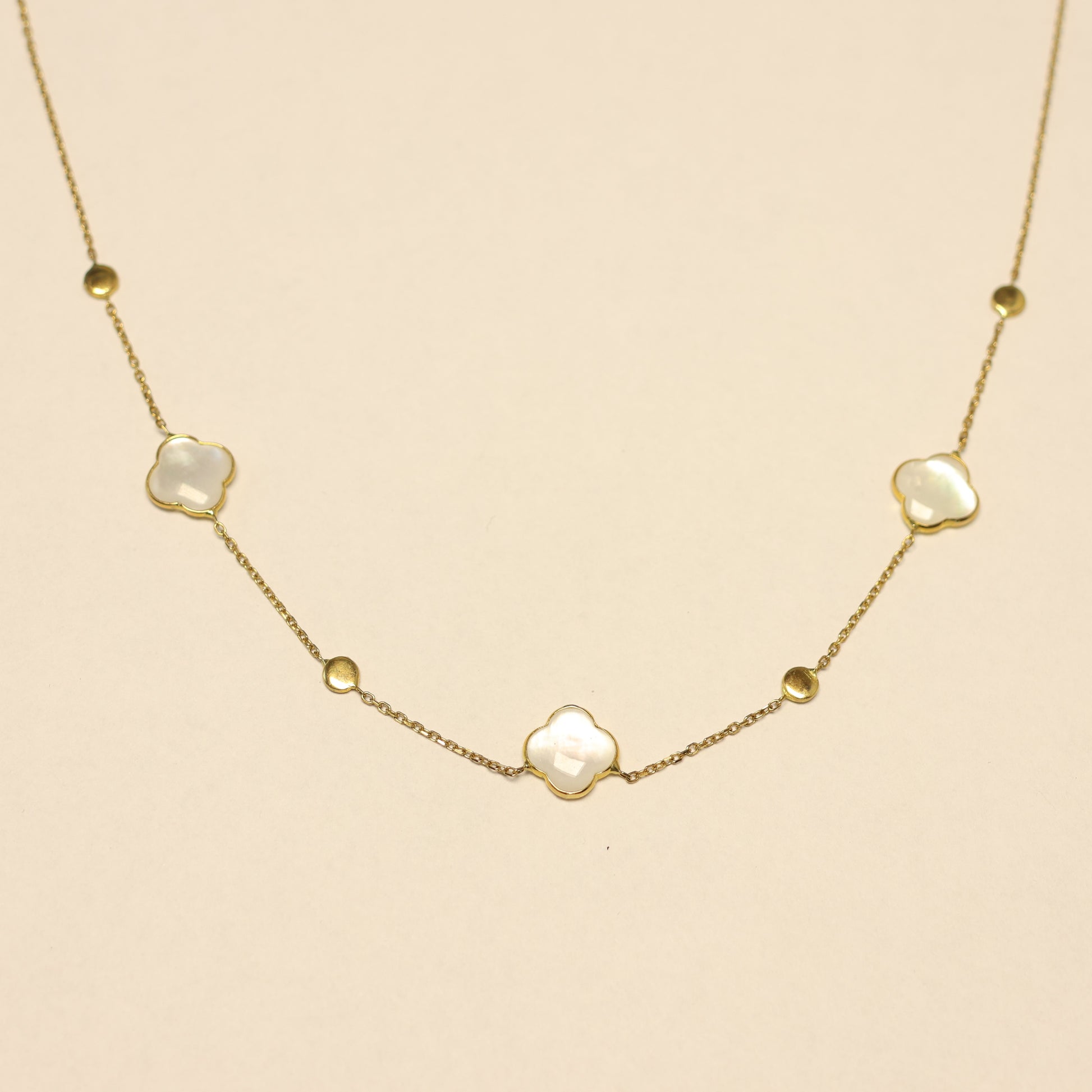 18KT geel gouden ketting met parelmoer bloemvormige tussenstukken  059181N