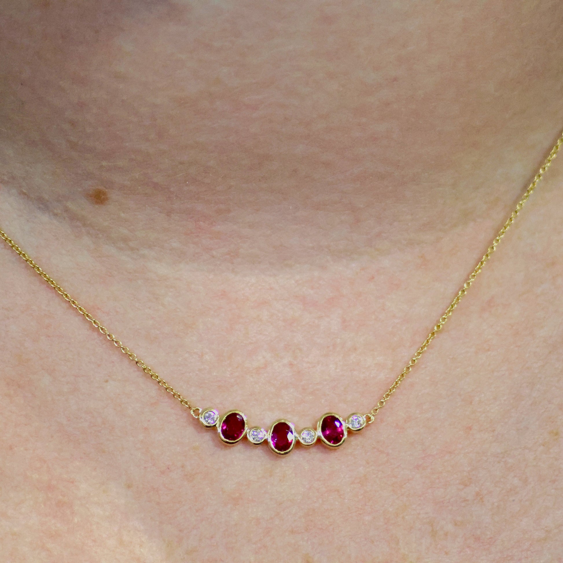 Ketting geel goud met tussenstuk met robijn 068539RA