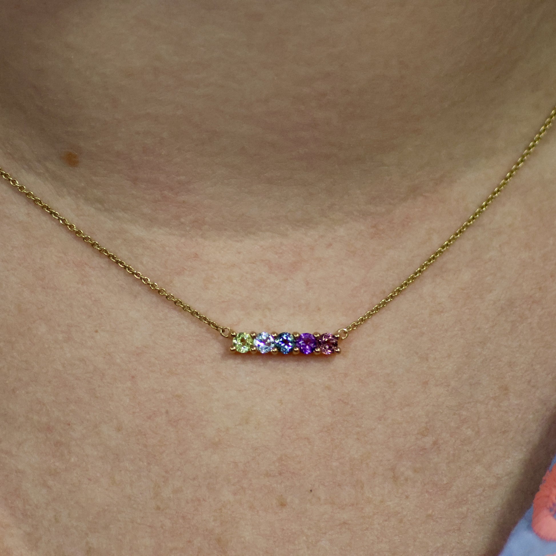 18 karaat geel gouden ketting  met tussenstuk met kleurstenen 067293/5K