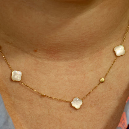 18KT  geel gouden ketting met parelmoer bloemvormige tussenstukken  059181N