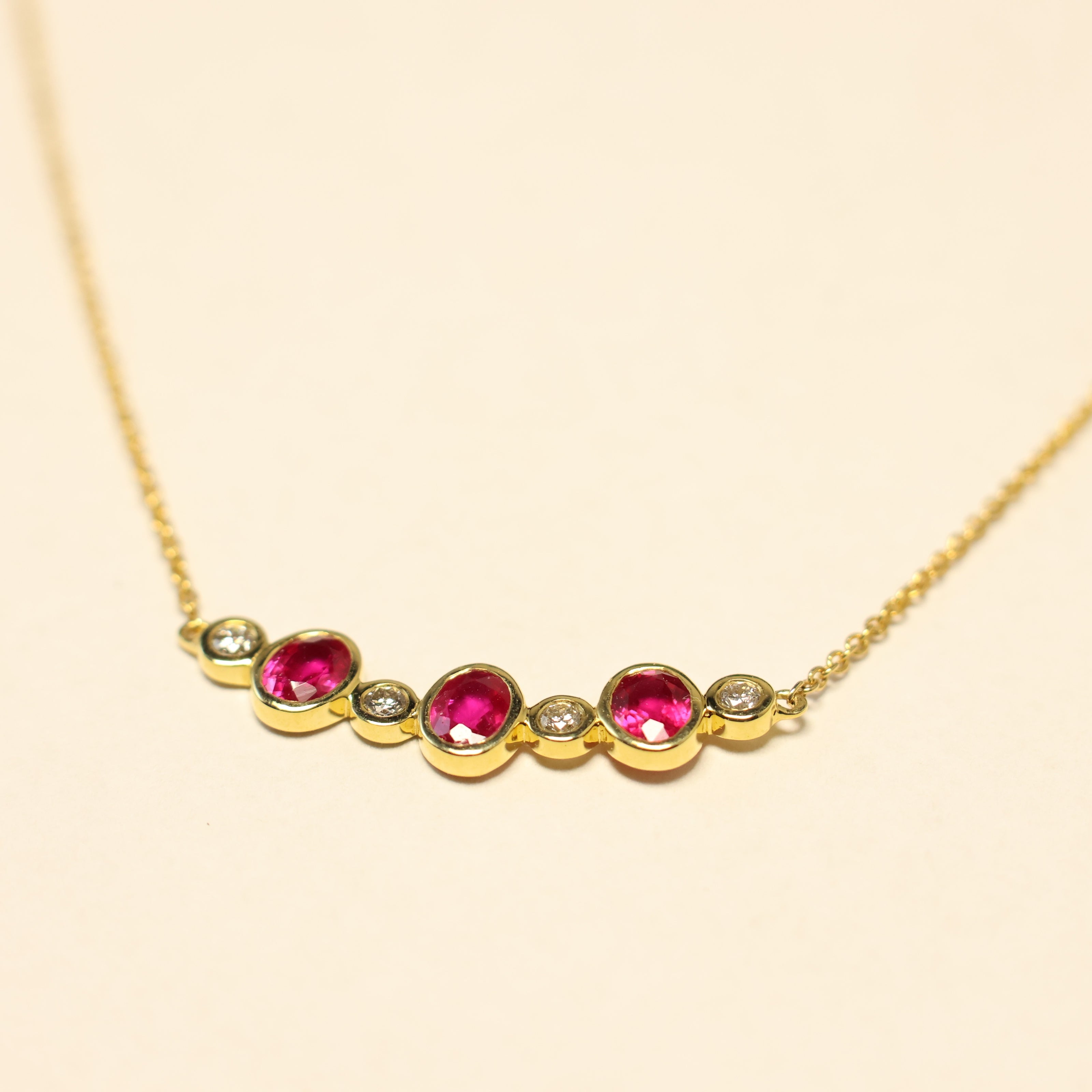 Ketting geel goud met tussenstuk met robijn 068539RA