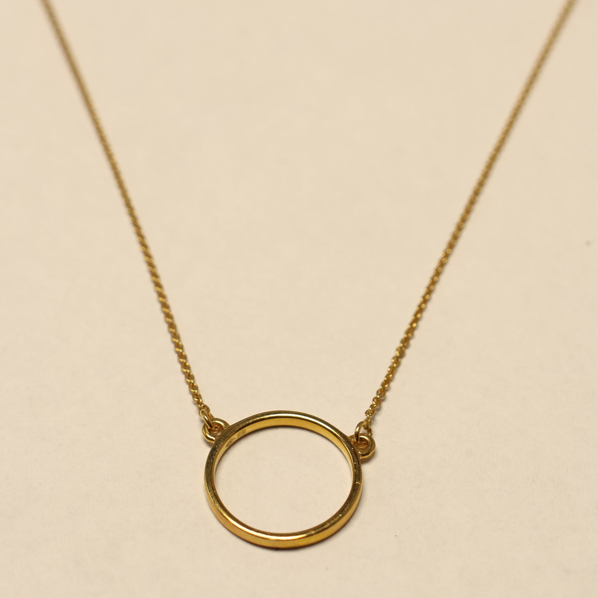 18kt geel gouden ketting met cirkelvormig tussenstuk 060739