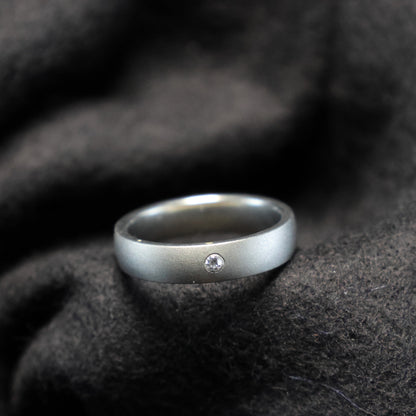 Outlet Titanium ring met zirconia maat: 60