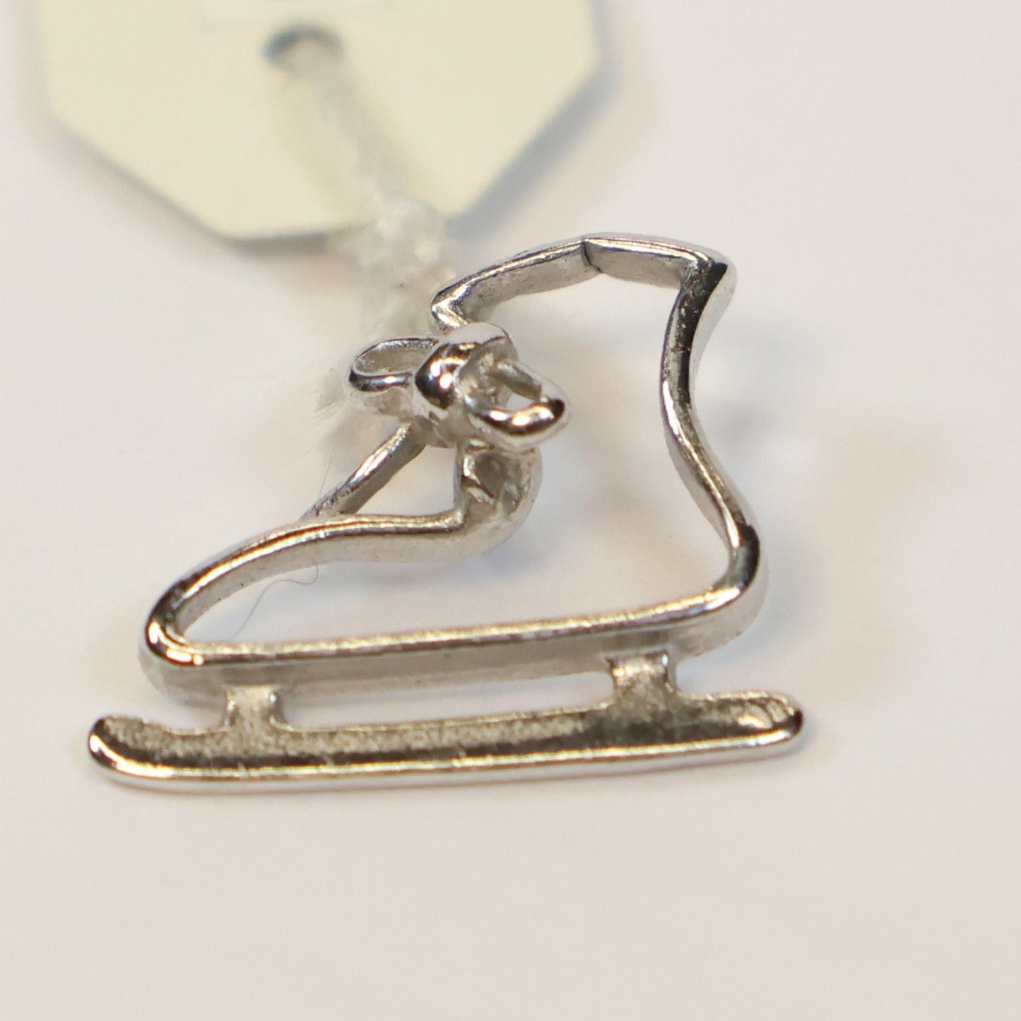 Zilveren open kunstschaats met strik hangertje