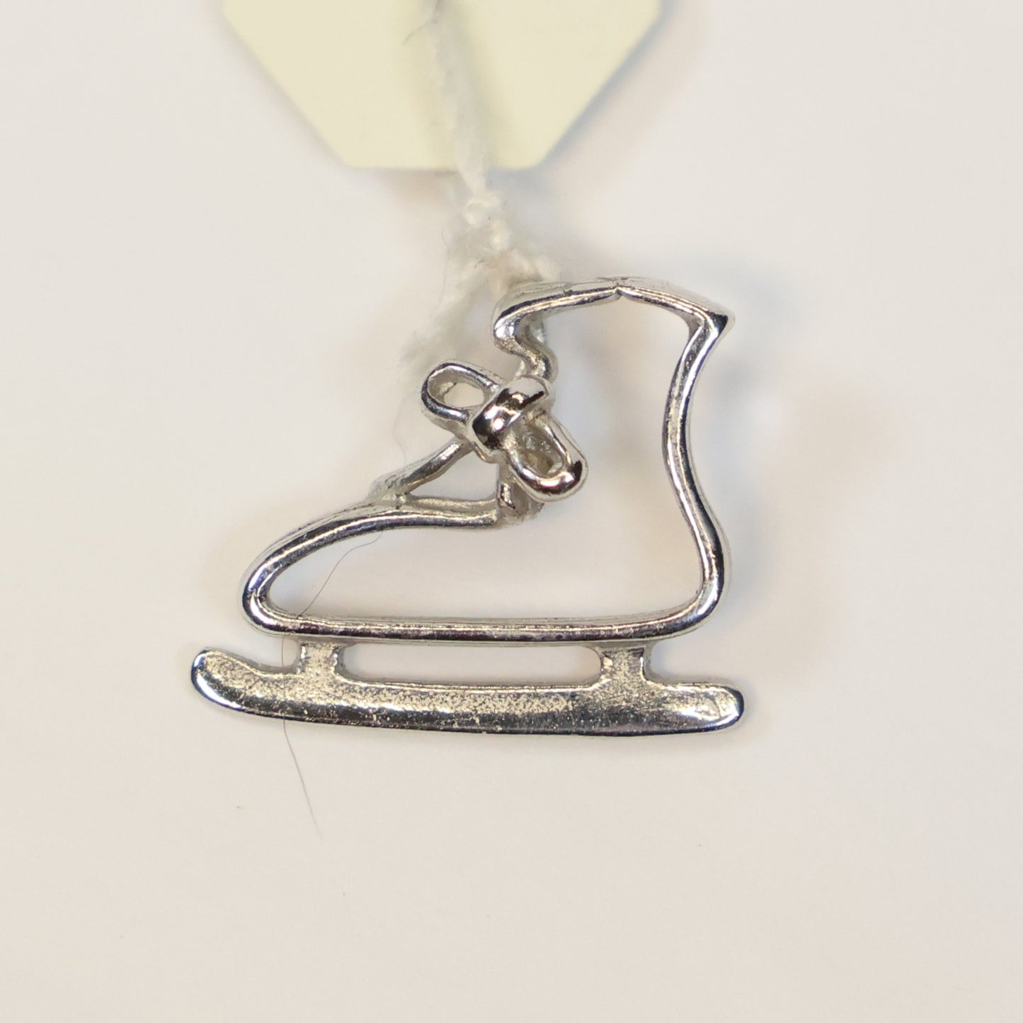 Zilveren open kunstschaats met strik hangertje
