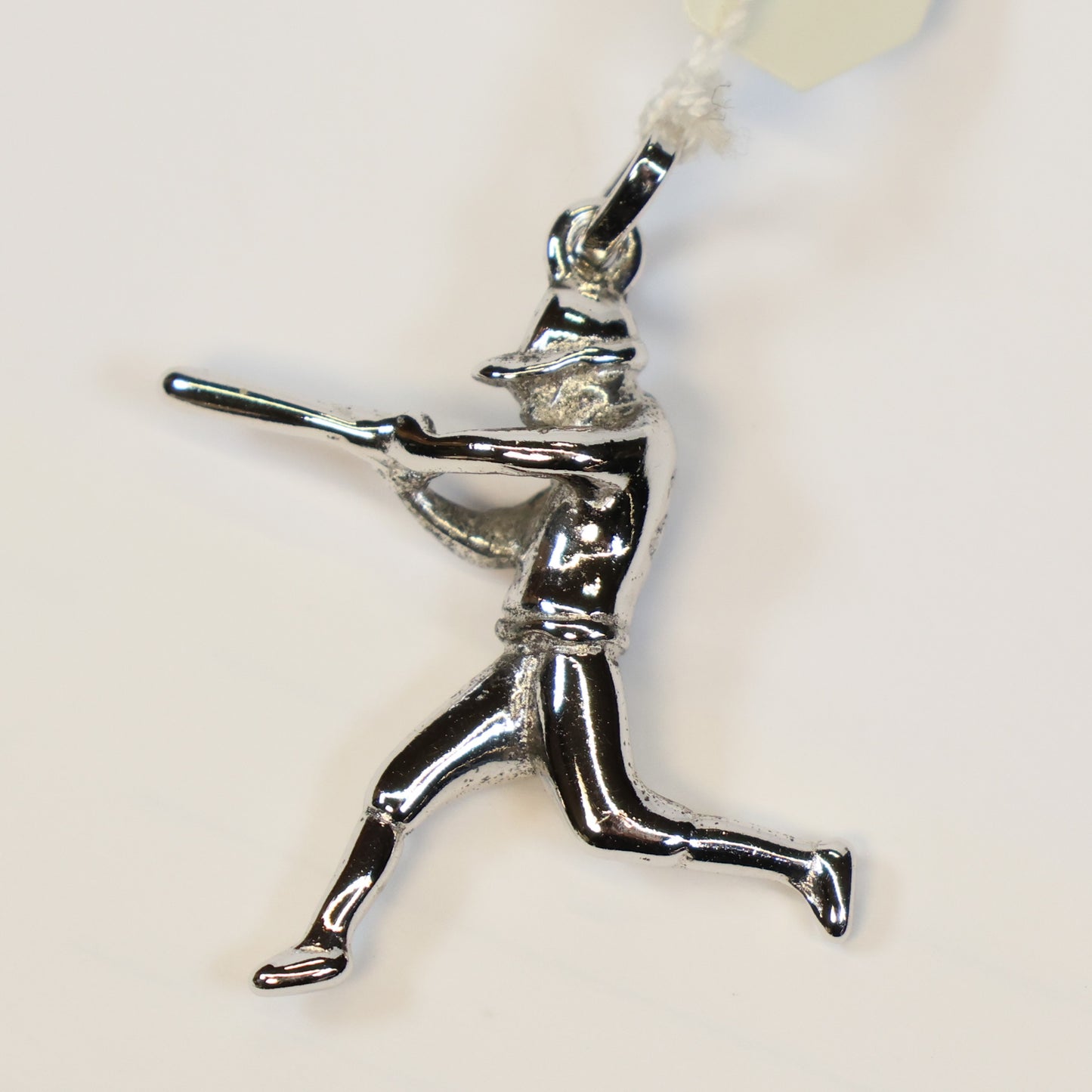 Zilveren baseball speler hangertje