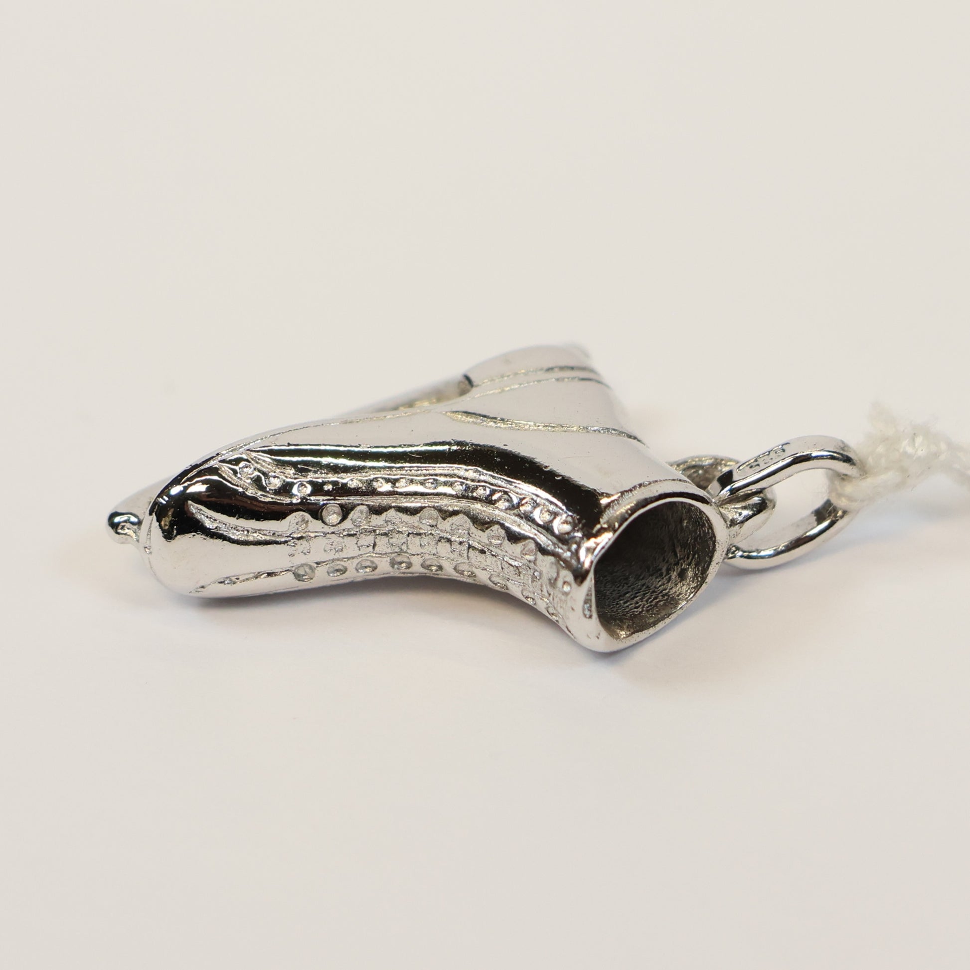 Zilveren kunstschaats hangertje