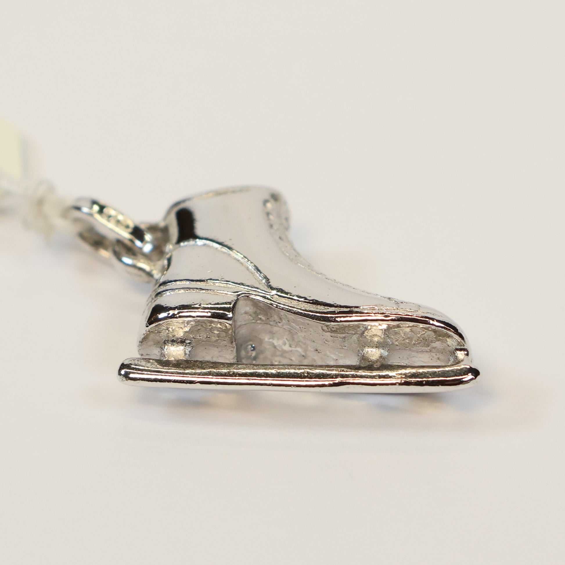 Zilveren kunstschaats hangertje