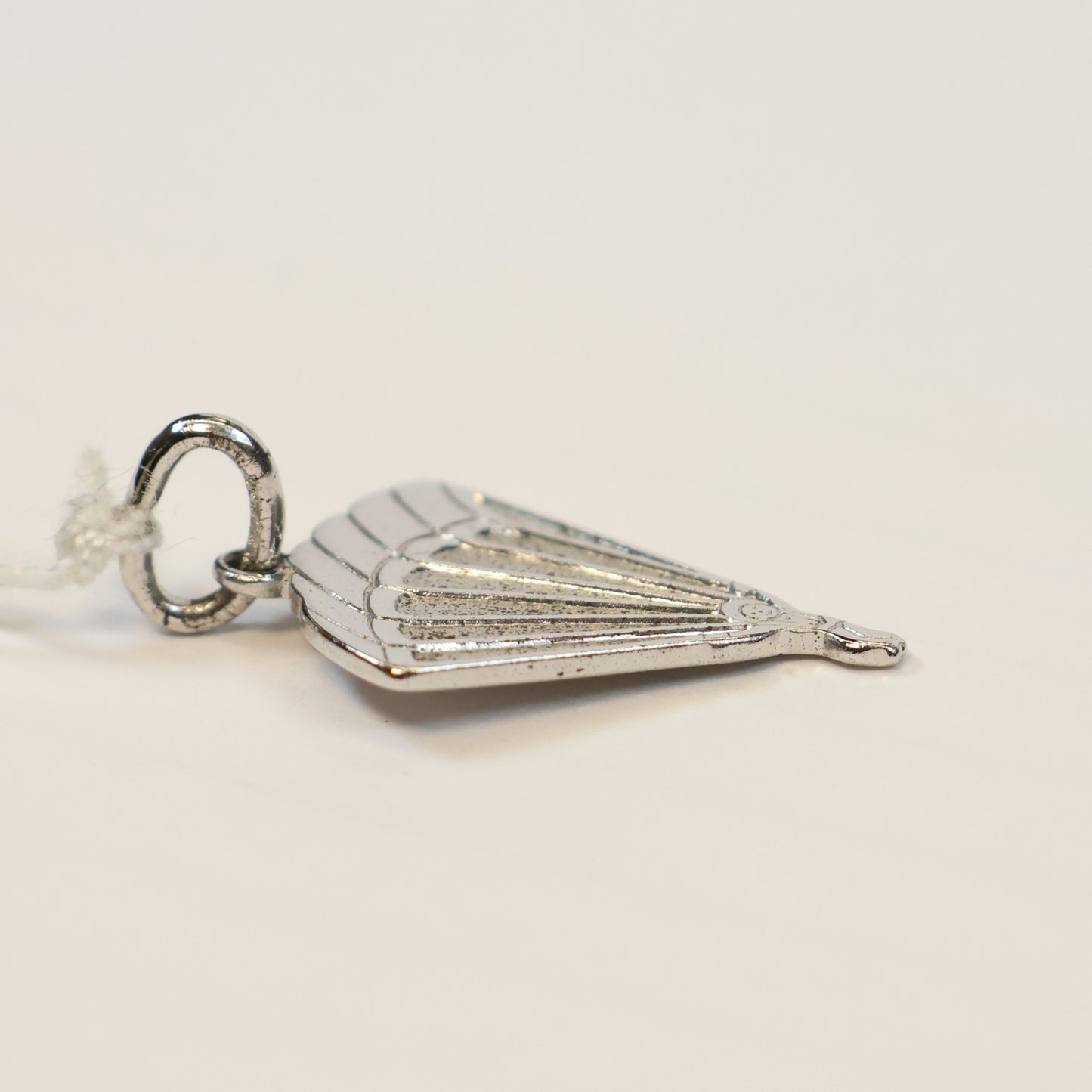 Zilveren parachute springer hangertje