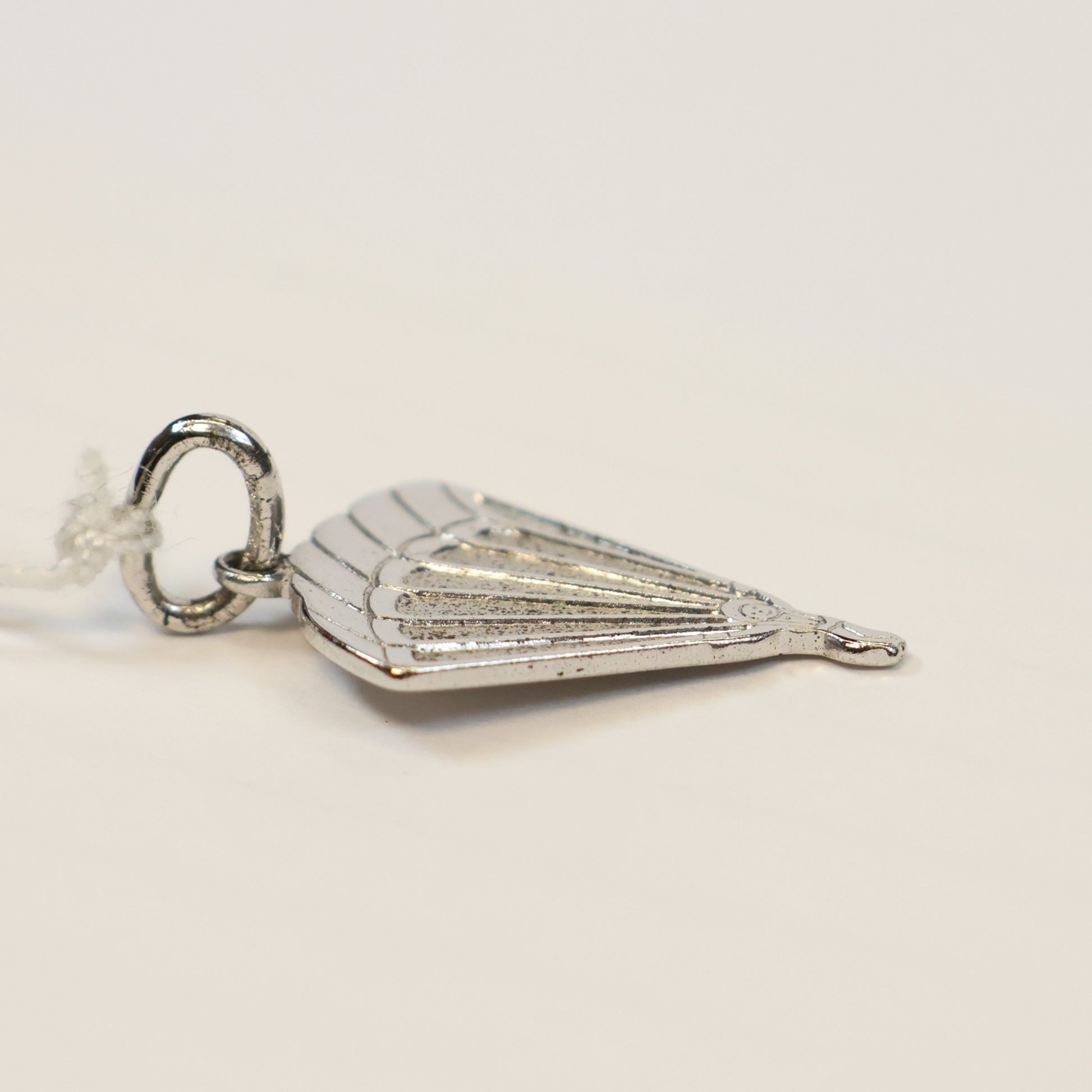 Zilveren parachute springer hangertje