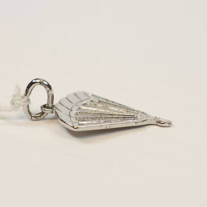 Zilveren parachute springer hangertje