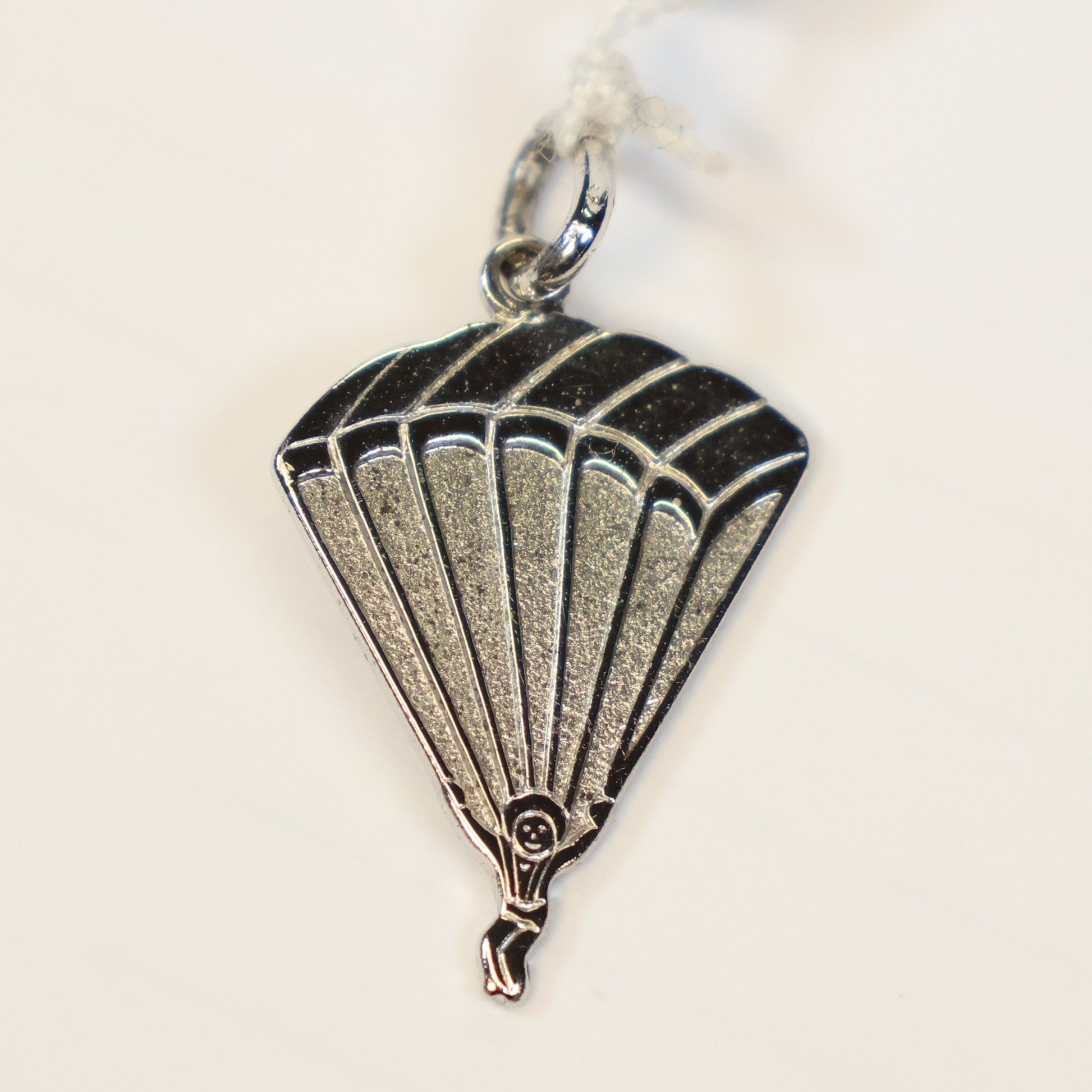 Zilveren parachute springer hangertje