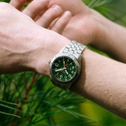 Seiko 5 Sports HDB001K1 horloge GMT Arabische cijfers groen