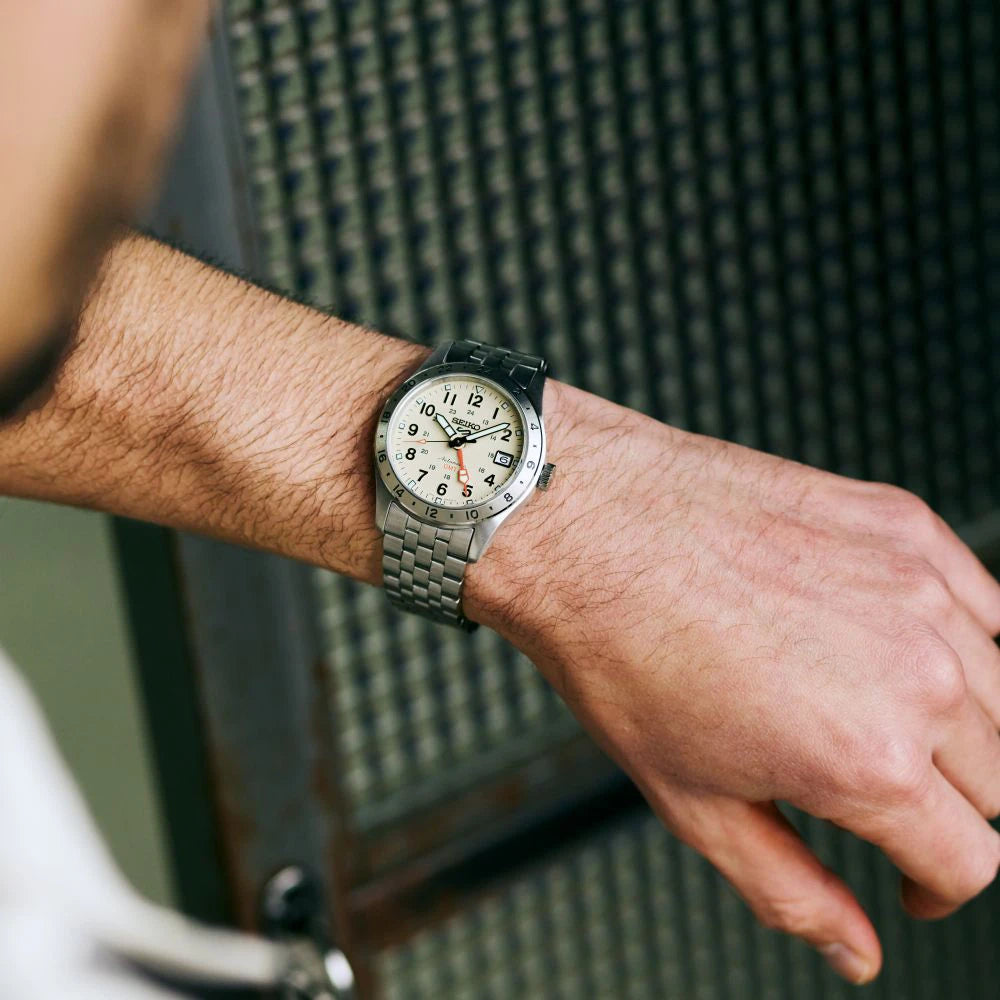 Seiko 5 Sports HDB002K1 horloge GMT Arabische cijfers beige